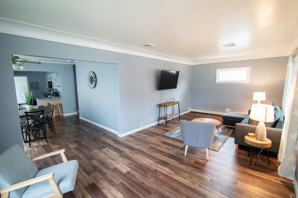 Smart TV, table tennis, books, stereo