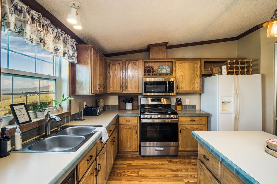 Fridge, microwave, stovetop, dishwasher