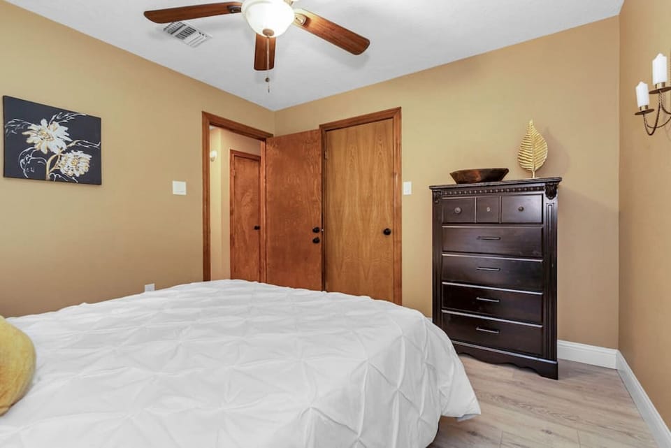 5 bedrooms, desk, iron/ironing board, travel crib