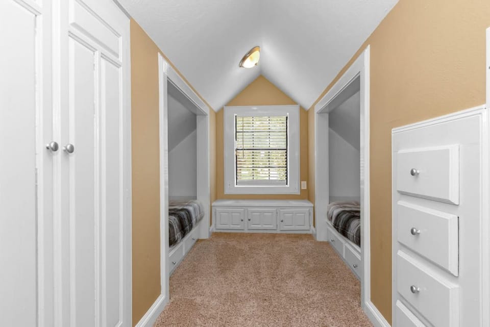 Bedroom #5 with 2 twin beds