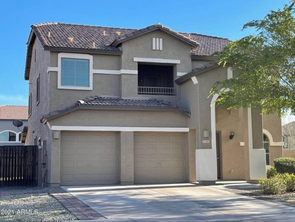 Beautiful 2500 sqft home in a quite family friendly neighborhood! With pool and pool table! 