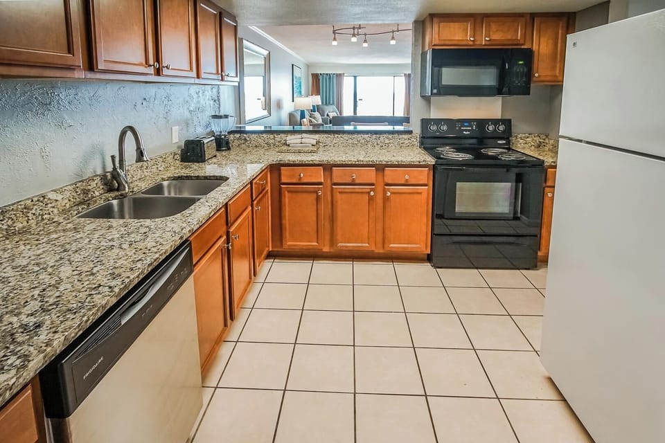 Full Kitchen w/ Bar