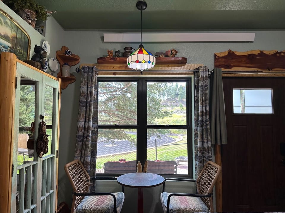 Natural light for your delight! Enjoy scenery from comfortable rotating chairs.