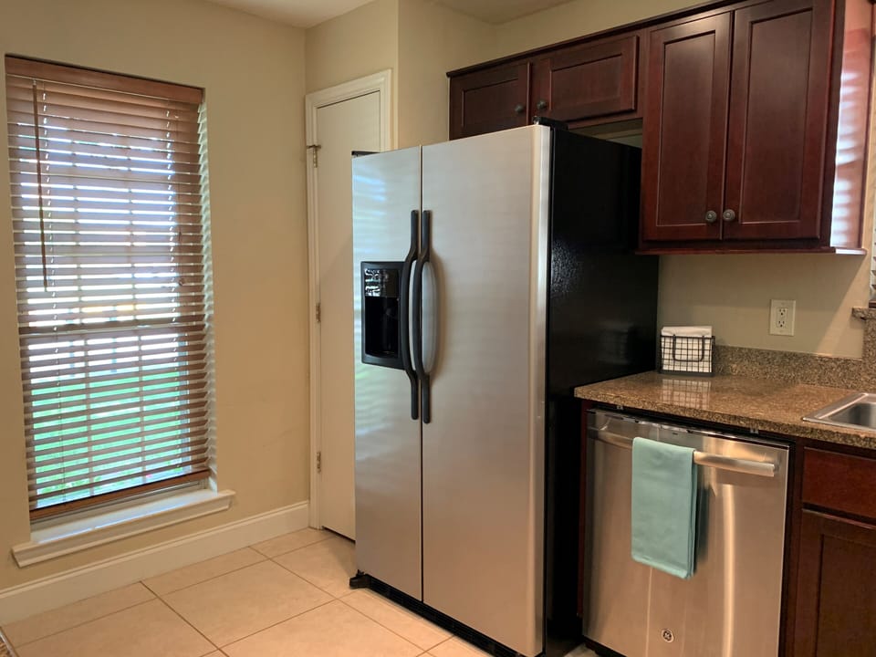 Dishwasher, Fridge/Freezer With Filtered Water/Ice Dispenser In-Door