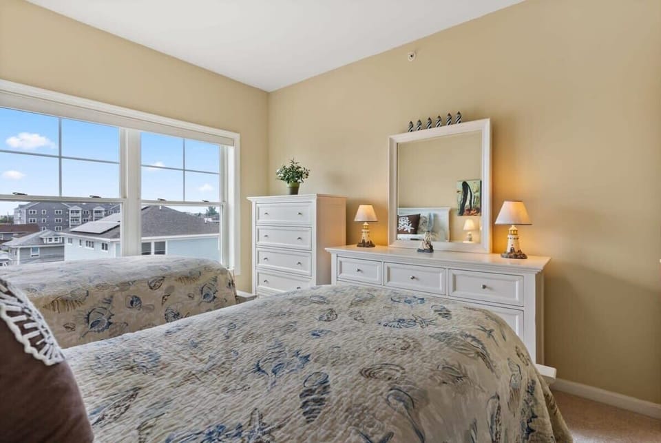 Bedroom #2 with 2 twin beds.