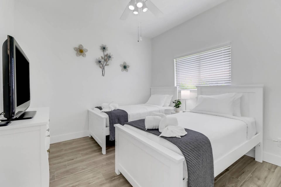 The 4th guest bedroom features a pair of twin beds.