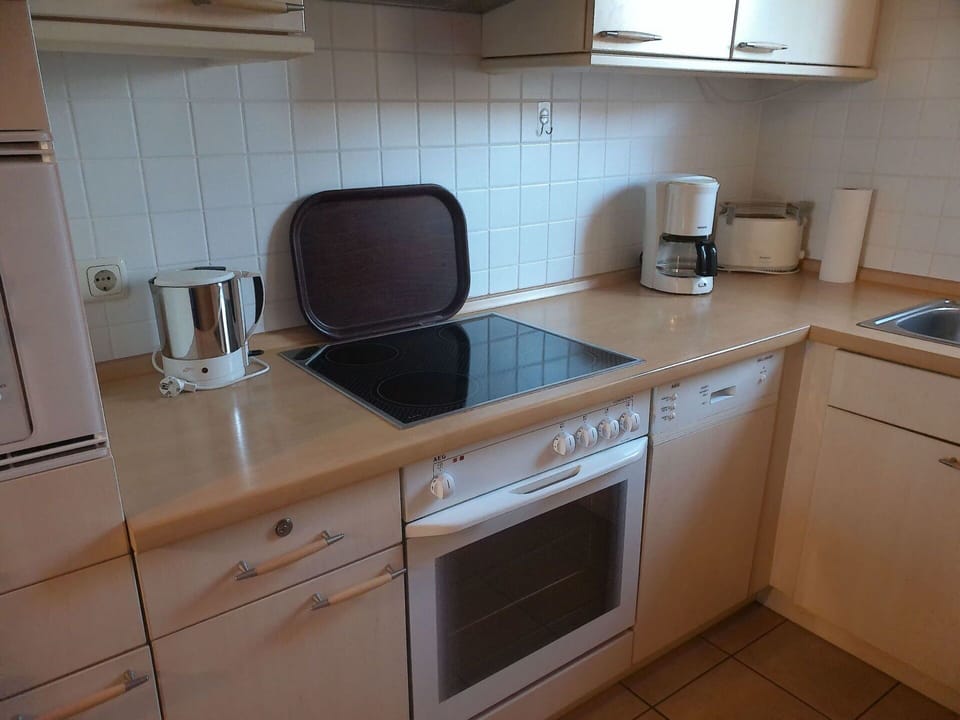 Cabinetry, Countertop, Kitchen Appliance, Kitchen Stove, Kitchen, Home Appliance, Wood, Drawer, Building, Stove