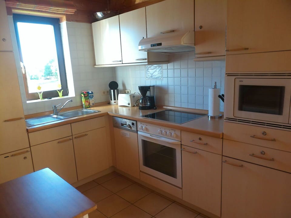 Cabinetry, Kitchen Sink, Countertop, Property, Kitchen Appliance, Sink, Kitchen Stove, Home Appliance, Kitchen, Tap