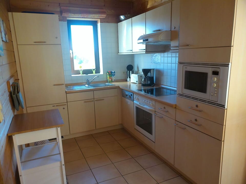 Countertop, Cabinetry, Kitchen Sink, Property, Sink, Furniture, Kitchen Appliance, Kitchen Stove, Kitchen, Window