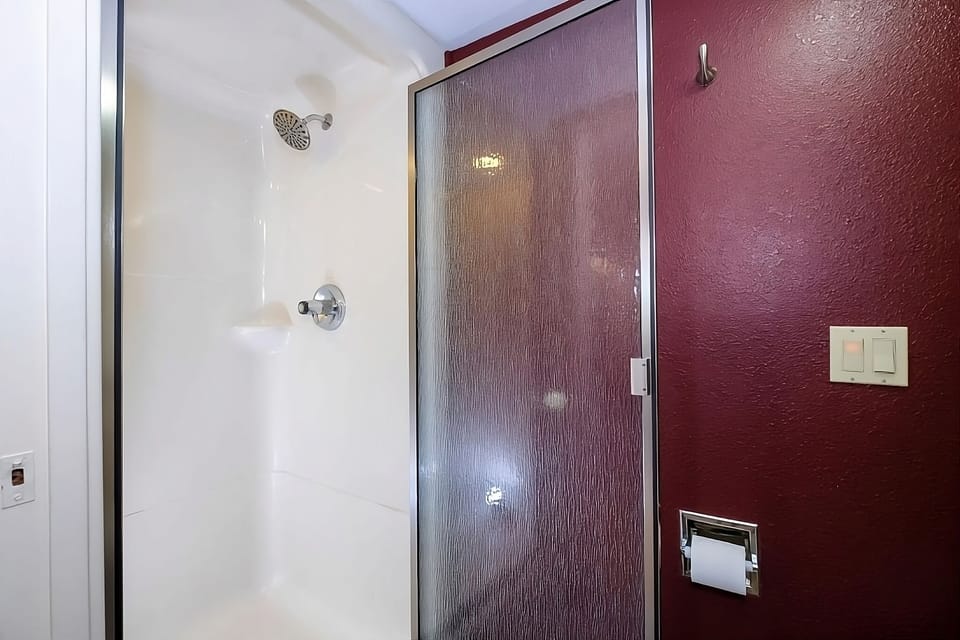 Rinse off easily in a clean shower with strong water pressure.