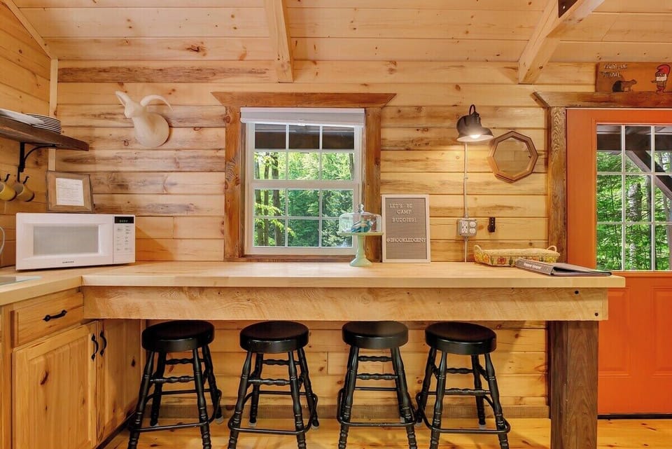 Bon Appétit! Pull Up a Seat and Savor Your Meal in Style - Room for Four at Our Inviting Counter.