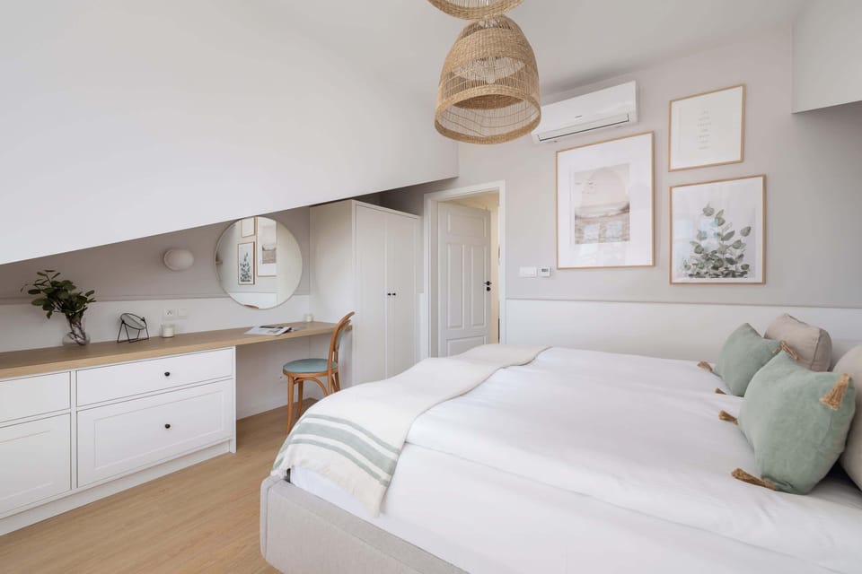 The bedroom's minimalist decor promotes a peaceful environment. 