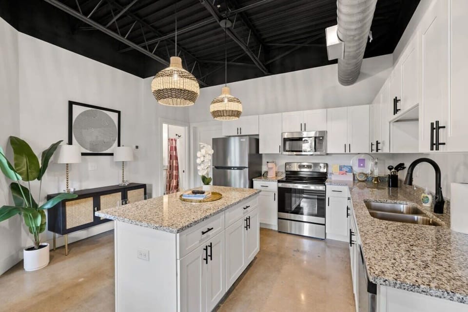 Refreshingly modern and bright! The sleek combination of white cabinets and elegant granite countertops in this kitchen create a polished and contemporary look that will elevate any culinary space.