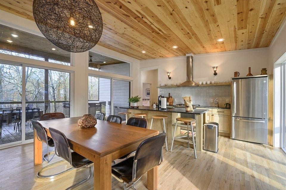 Dining Room: Gather 'round a sleek table and savor delicious meals with nature’s beauty beckoning!