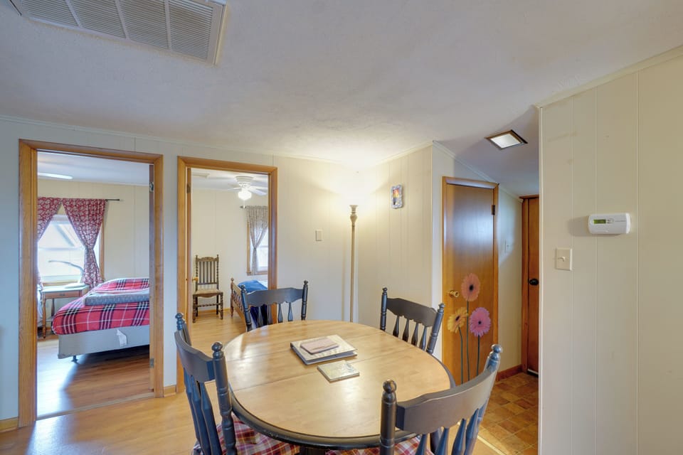 Dining Area | Dishes & Flatware Provided