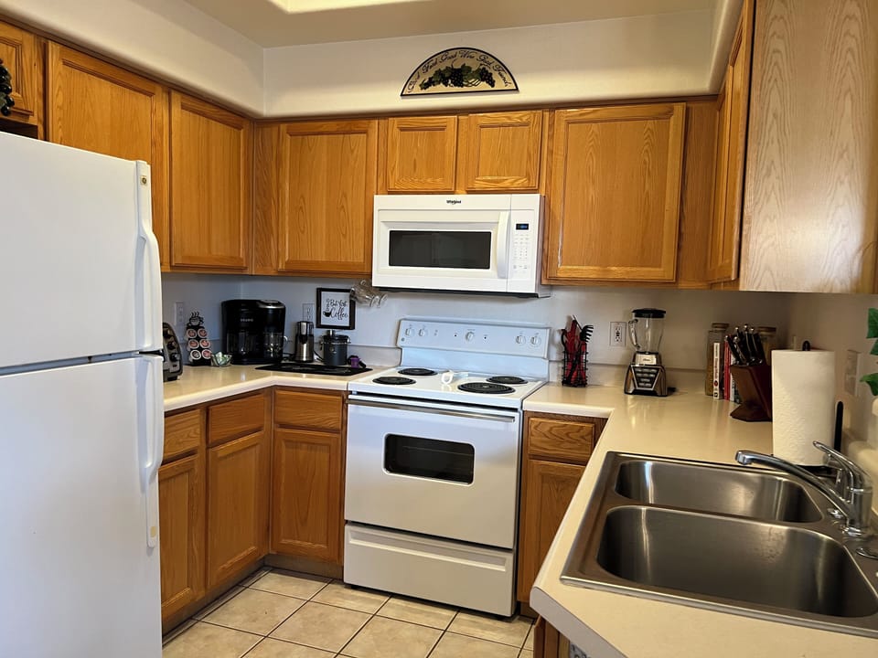 Fully equipped Ki w/ Coffee bar, blender for smoothies, chef knives, and more