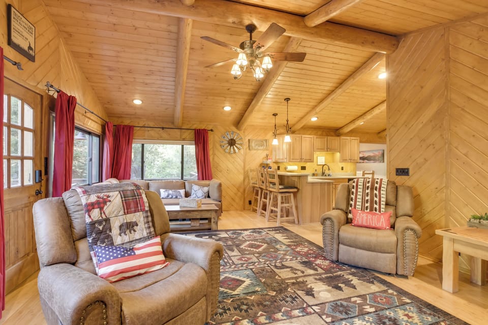 Living Room | Flat-Screen TV | Board Games | Gas Fireplace