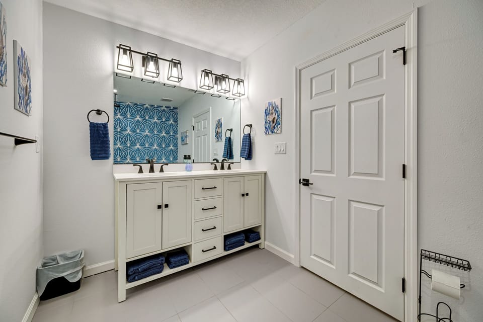 Full Bathroom | Towels Provided