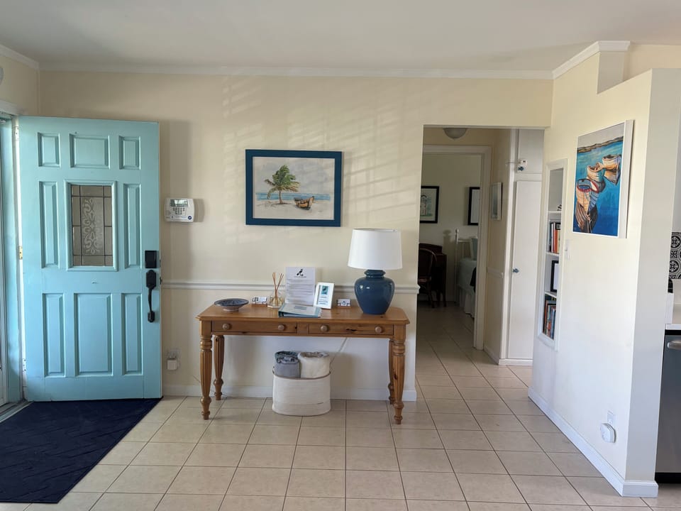 Spacious and inviting entryway
