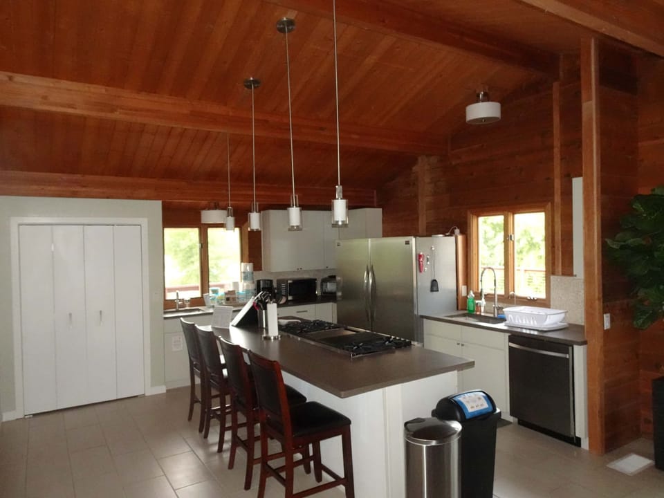 Kitchen with bar seating (21 of 26)