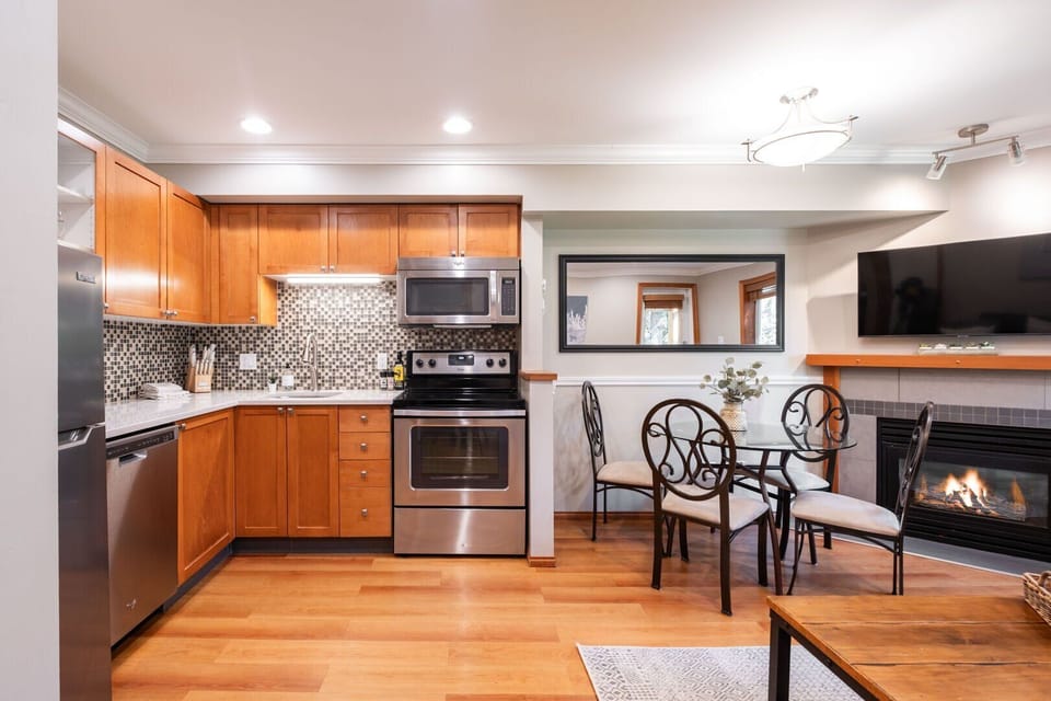 Full kitchen: Stainless steel appliances