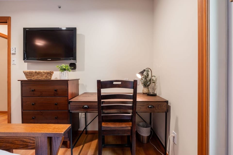 Primary bedroom: Work desk