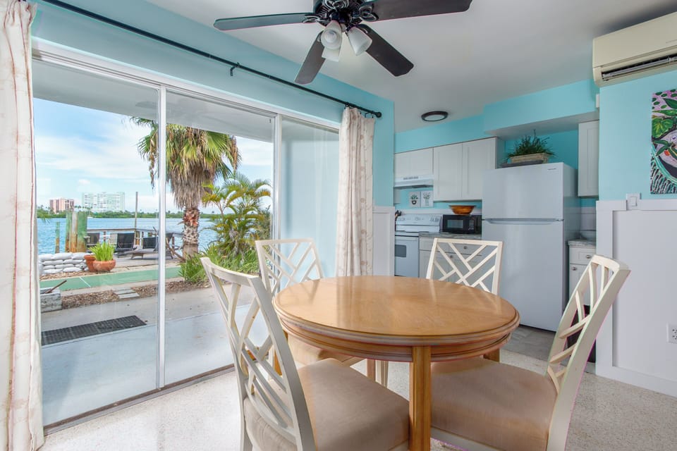 Dining area that can comfortably sit 4 guests.