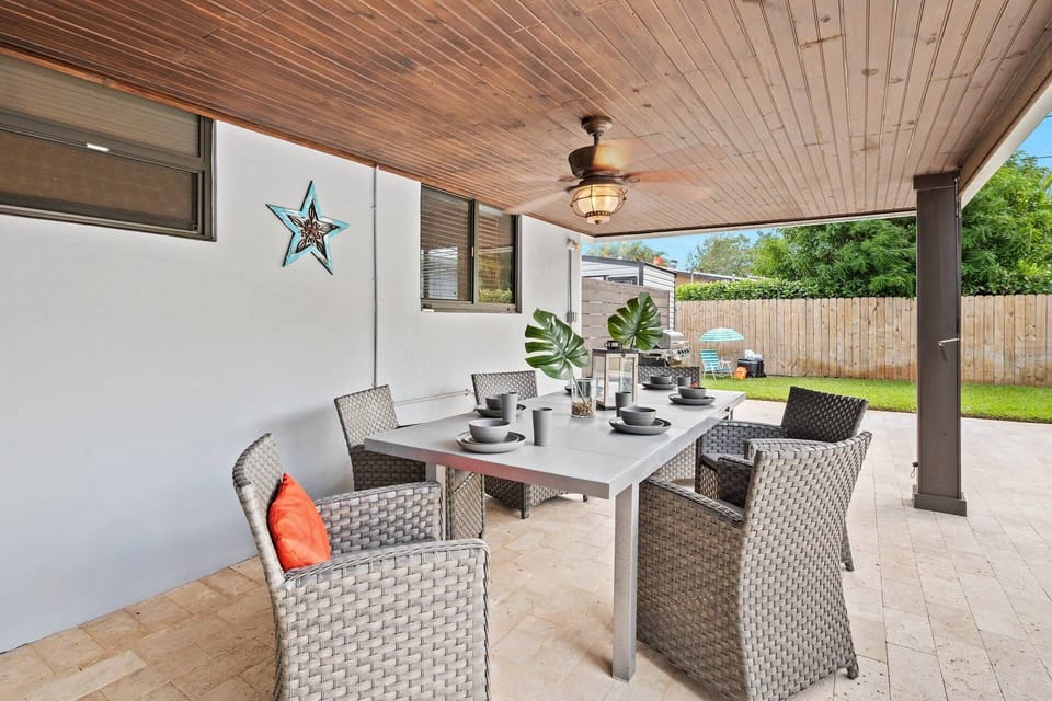 Plastic Dinnerware Makes Dining By The Pool Easy