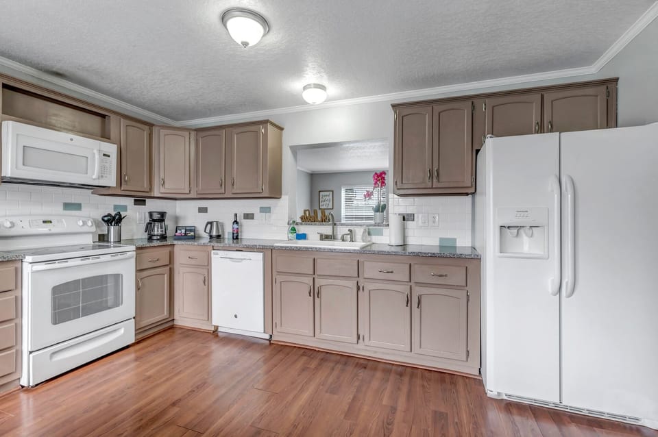 Full kitchen.