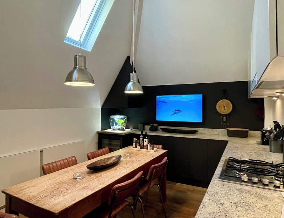 Kitchen with breakfast table