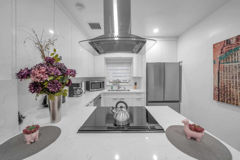 Discover a renovated and modern kitchen that comes equipped with all the essentials for your meal preparation needs.
