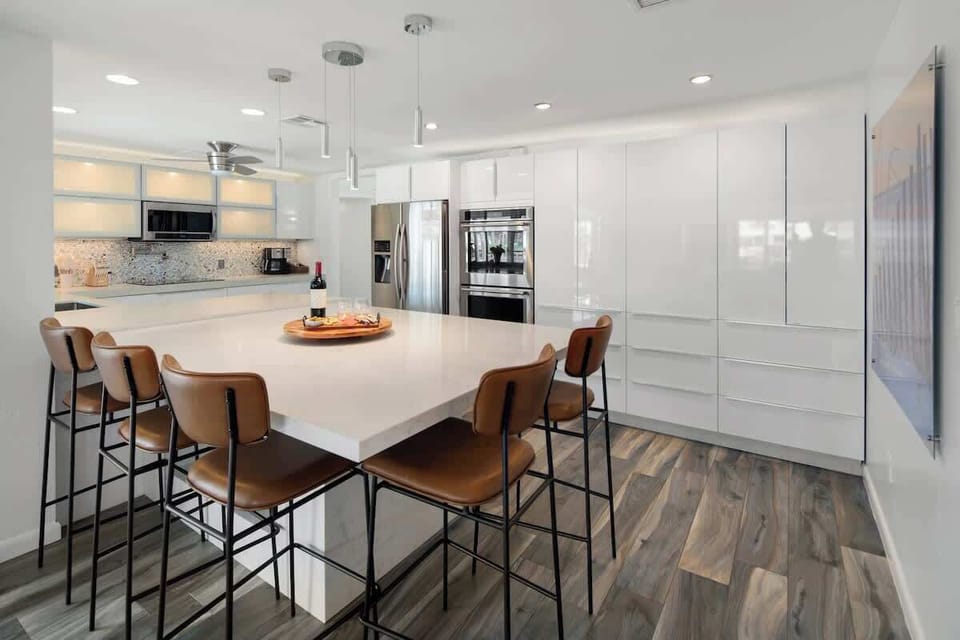This stunning modern kitchen boasts sleek and stylish finishes that will make cooking and entertaining an absolute pleasure.