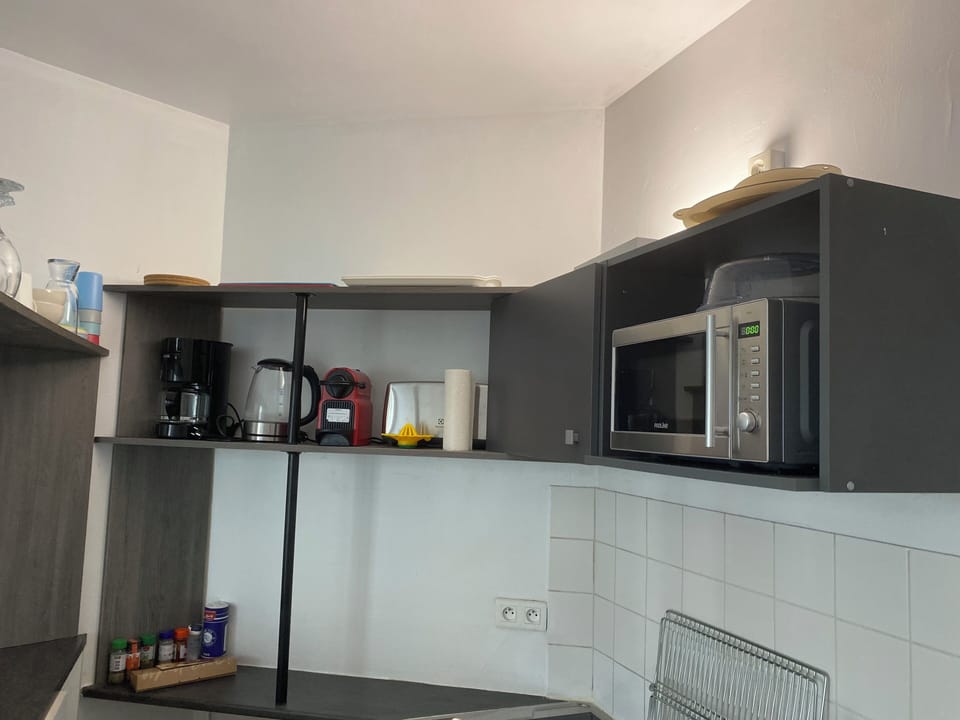 Coffee machine Nespresso, microwave, hot plate, Toaster, Electric teapot, 