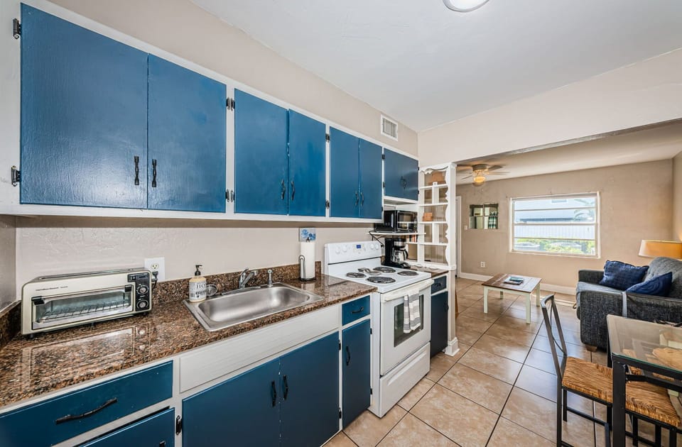 Full kitchen