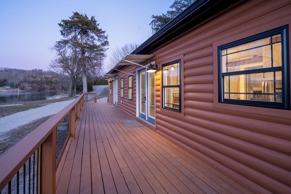 Great front deck for viewing the lake 