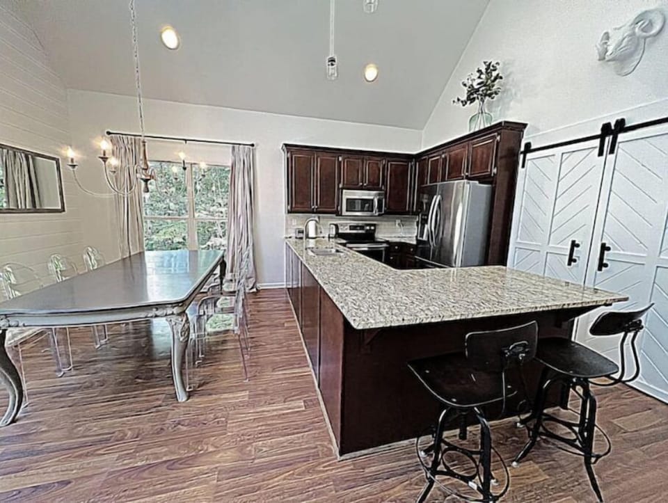 Kitchen/dining area - plenty of seating