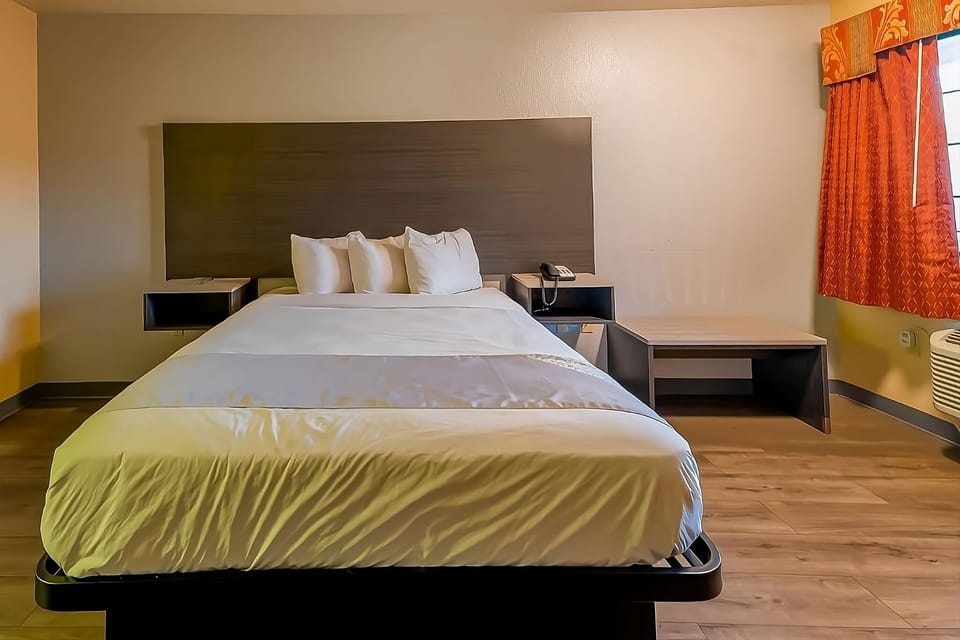 Unit with 1 Queen size bed. Exact unit will be assigned upon arrival. Views, colors and decor may vary.