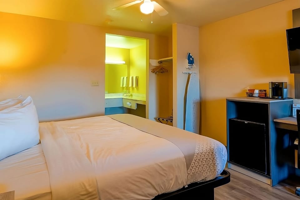 Unit with 1 King size bed. Exact unit will be assigned upon arrival. Views, colors and decor may vary.