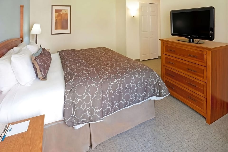 Unit with 1 Queen size bed. Exact unit will be assigned upon arrival. Views, colors and decor may vary.