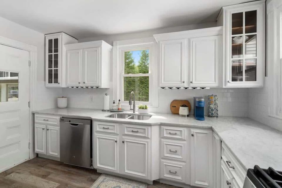 Chef's Kitchen with gas cooking & dishwasher