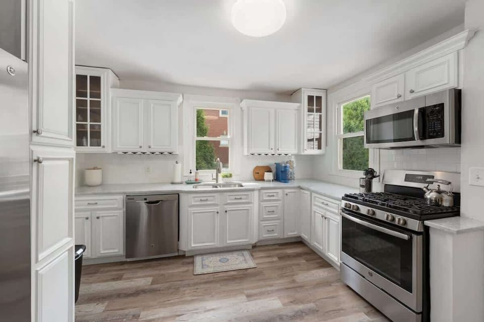 Chef's Kitchen with gas cooking & dishwasher