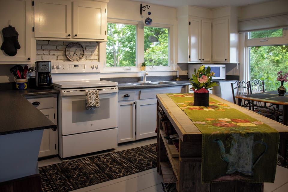 Appliances: new dishwasher & fridge w/ ice, air fryer, coffee grinder & perk