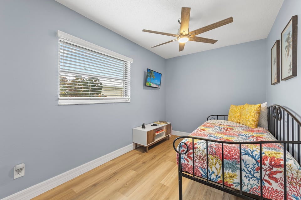 Guest bedroom #2 has a Twin day bed & a flat-screen TV