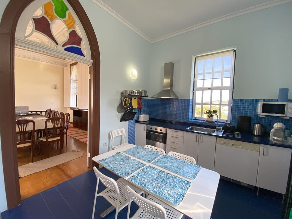 Cozinha com acesso à sala de jantar