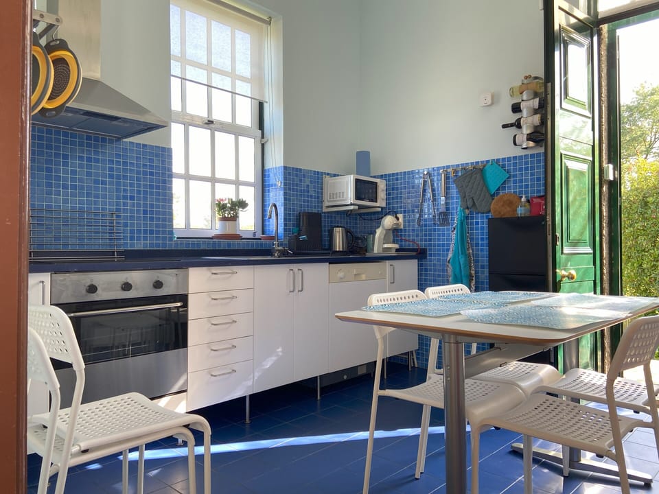 Cozinha, com vistas para a piscina e pomar
