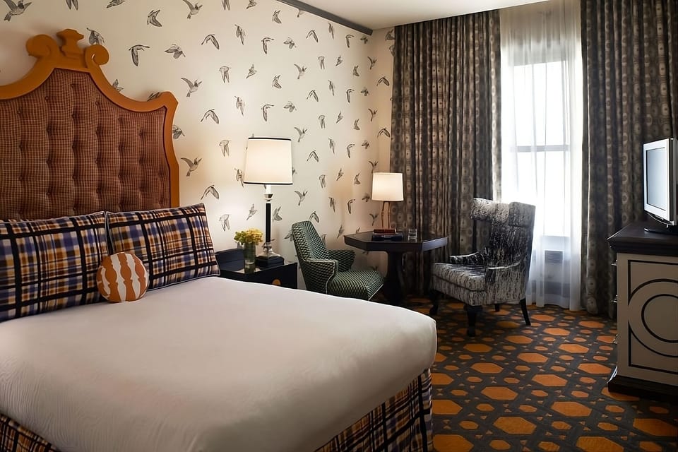 Unit with 1 King size bed. Exact unit will be assigned upon arrival. Views, colors and decor may vary.
