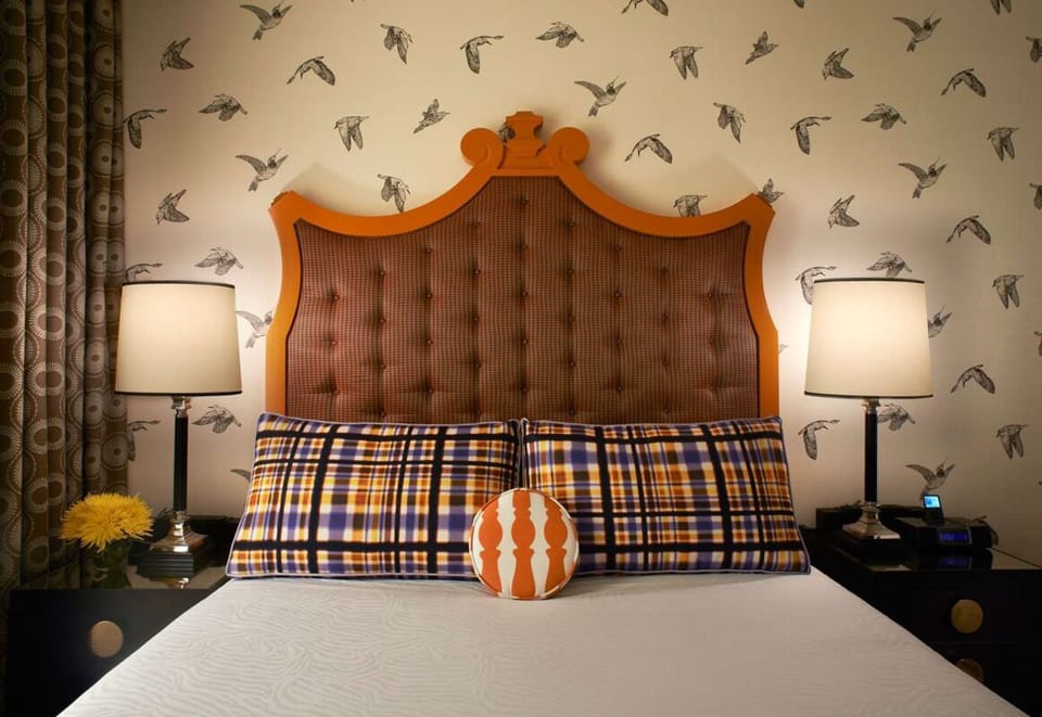 Unit with 1 King size bed. Exact unit will be assigned upon arrival. Views, colors and decor may vary.