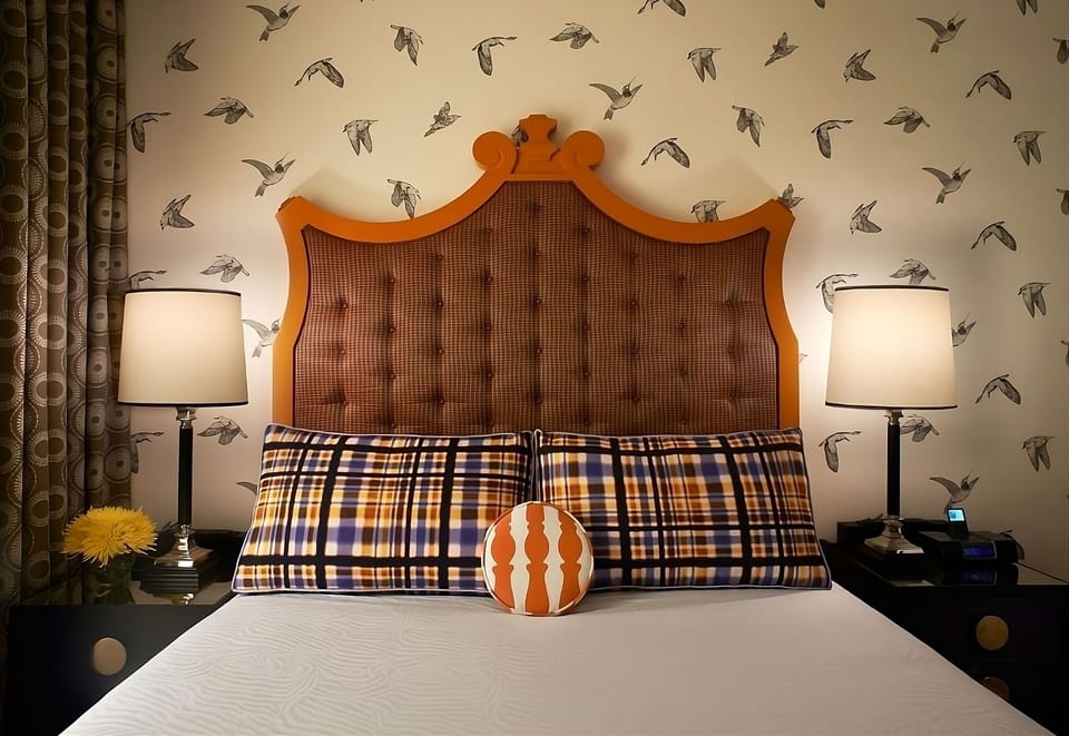 Unit with 1 Queen size bed. Exact unit will be assigned upon arrival. Views, colors and decor may vary.