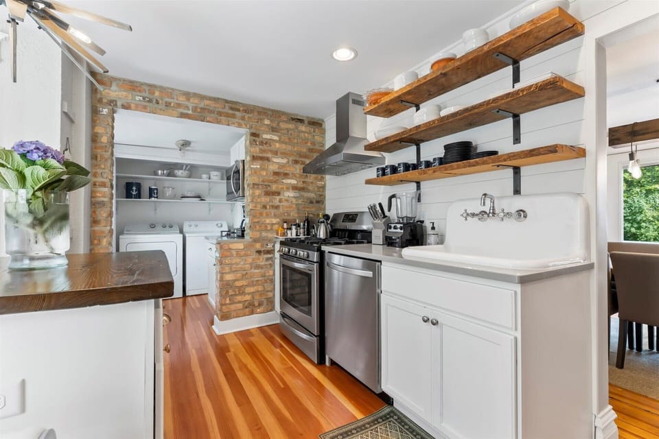 Farmhouse sink, minimalist shelves