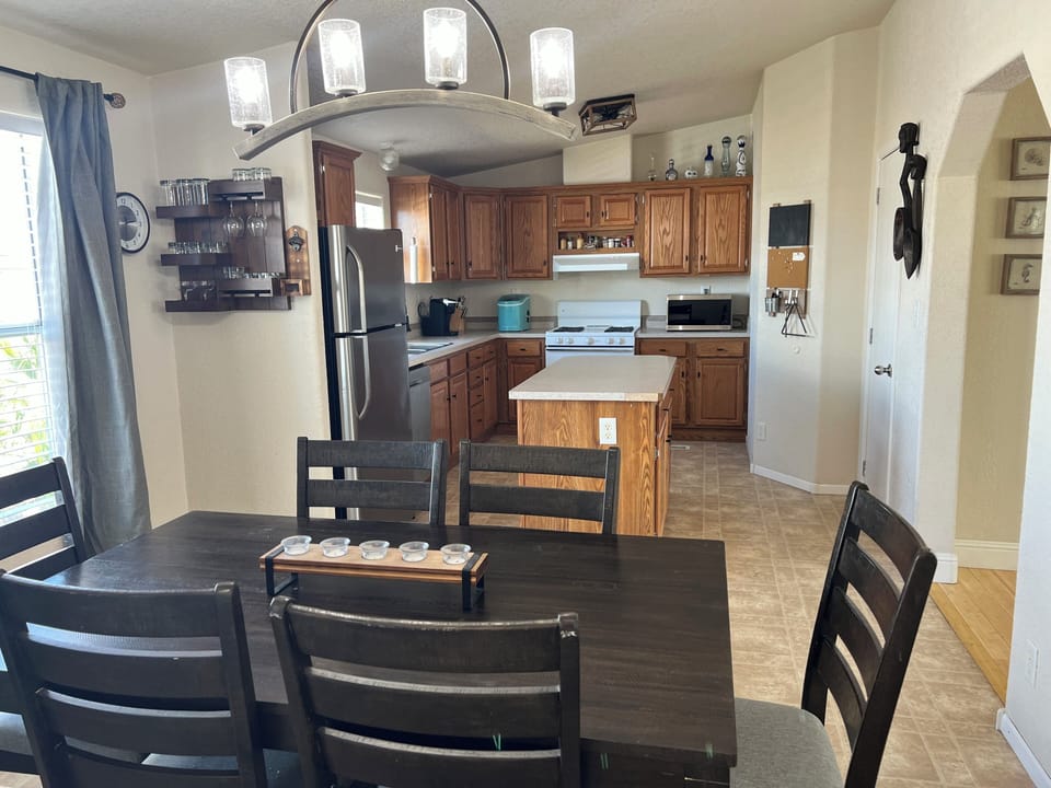 Well Stocked Kitchen With Dining For 6
